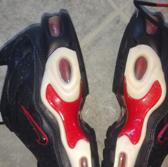 Nike(2018) Black and Red Women's Sneakers - Picture 14 of 14